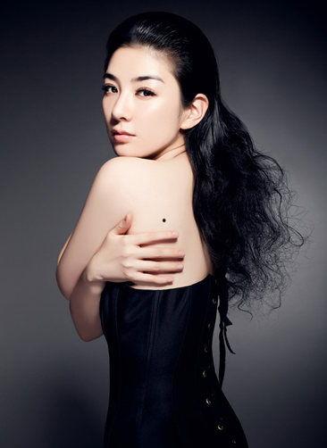 女明星扒开所有衣服,一场关于勇气与时尚的裸露之旅