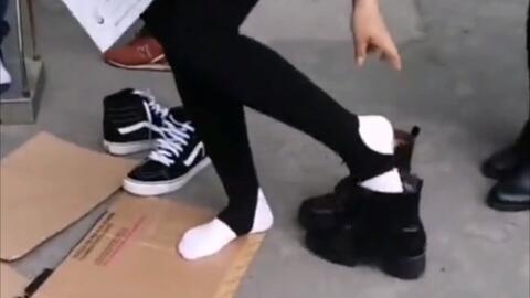 网红熊扒女生白袜鞋,时尚潮流新风向